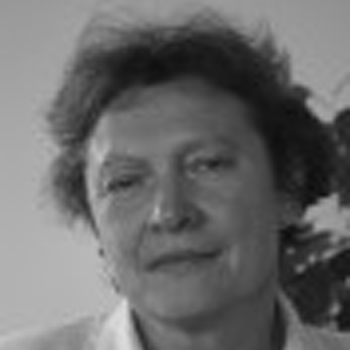Elżbieta Wichrowska-Janikowska - prawnik, z zamiłowania ogrodnik i podróżnik, autorka wielu książek i artykułów